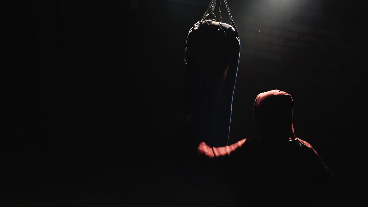 체육관에서 파이터의 실루엣 트리니티 - 복싱 배 안타