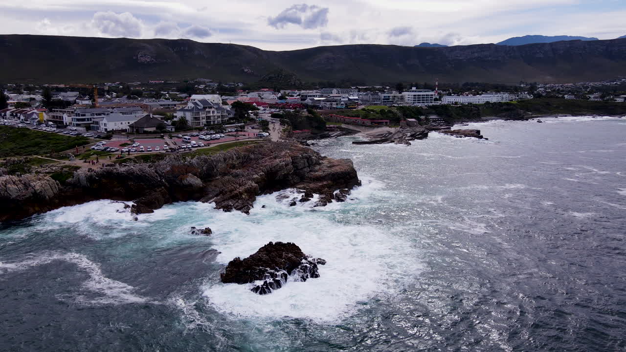 la antena revela el histórico pueblo pesquero de hermanus, famoso por el avistamiento de ballenas.