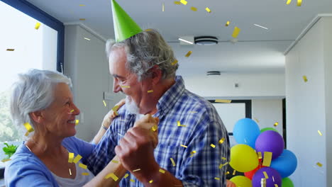 una vieja pareja bailando en una fiesta de cumpleaños