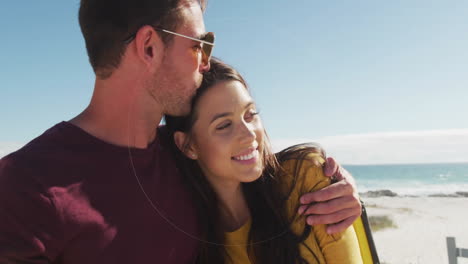 animación circular sobre una pareja abrazándose en la playa