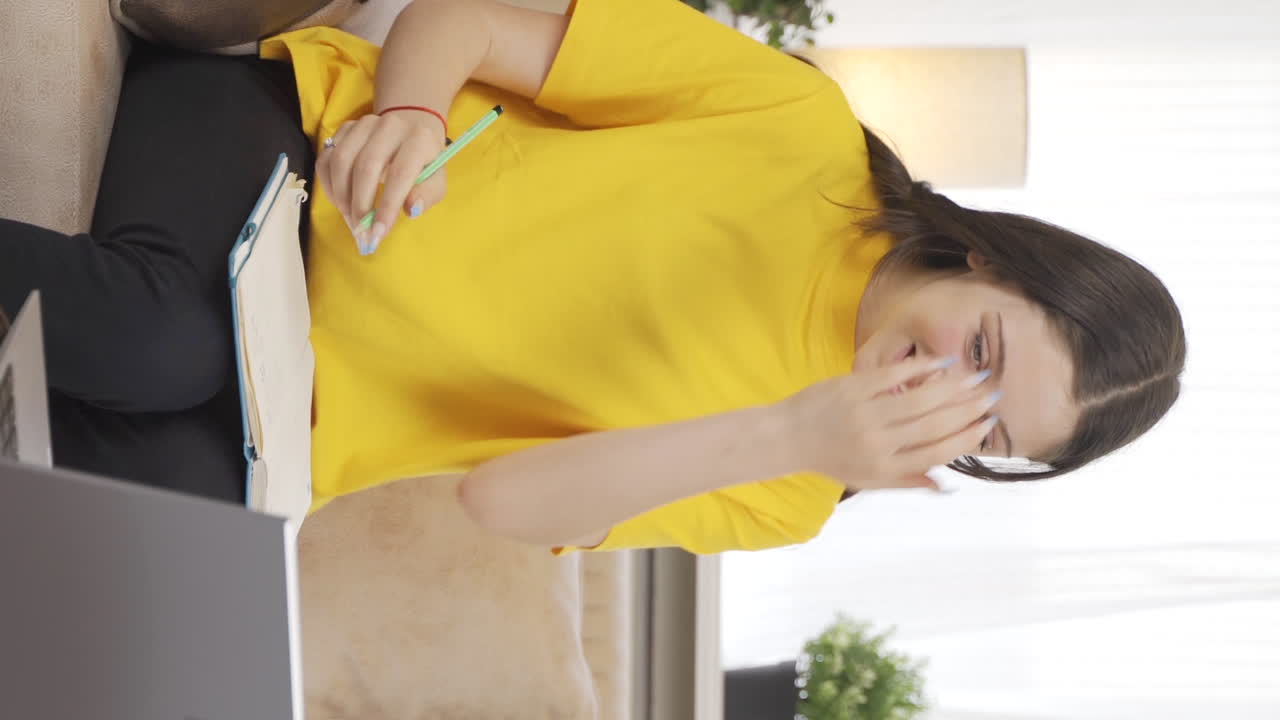 수업에 대해 전화하는 여성 학생의 수직 비디오.