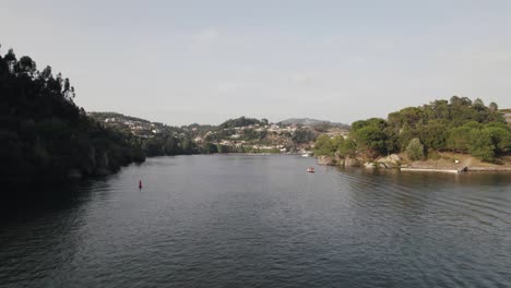 Luftfliegen-Durch-Malerische-Insel,-Flusslandschaft,-Naturkulisse,-Castelo-De-Paiva