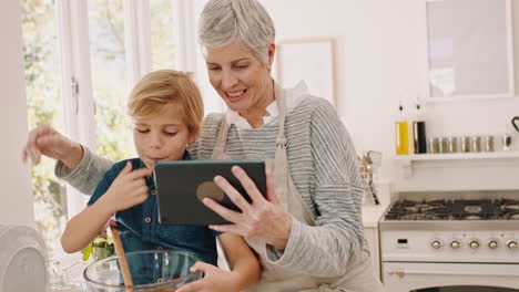 abuela, niño y videollamada en tableta