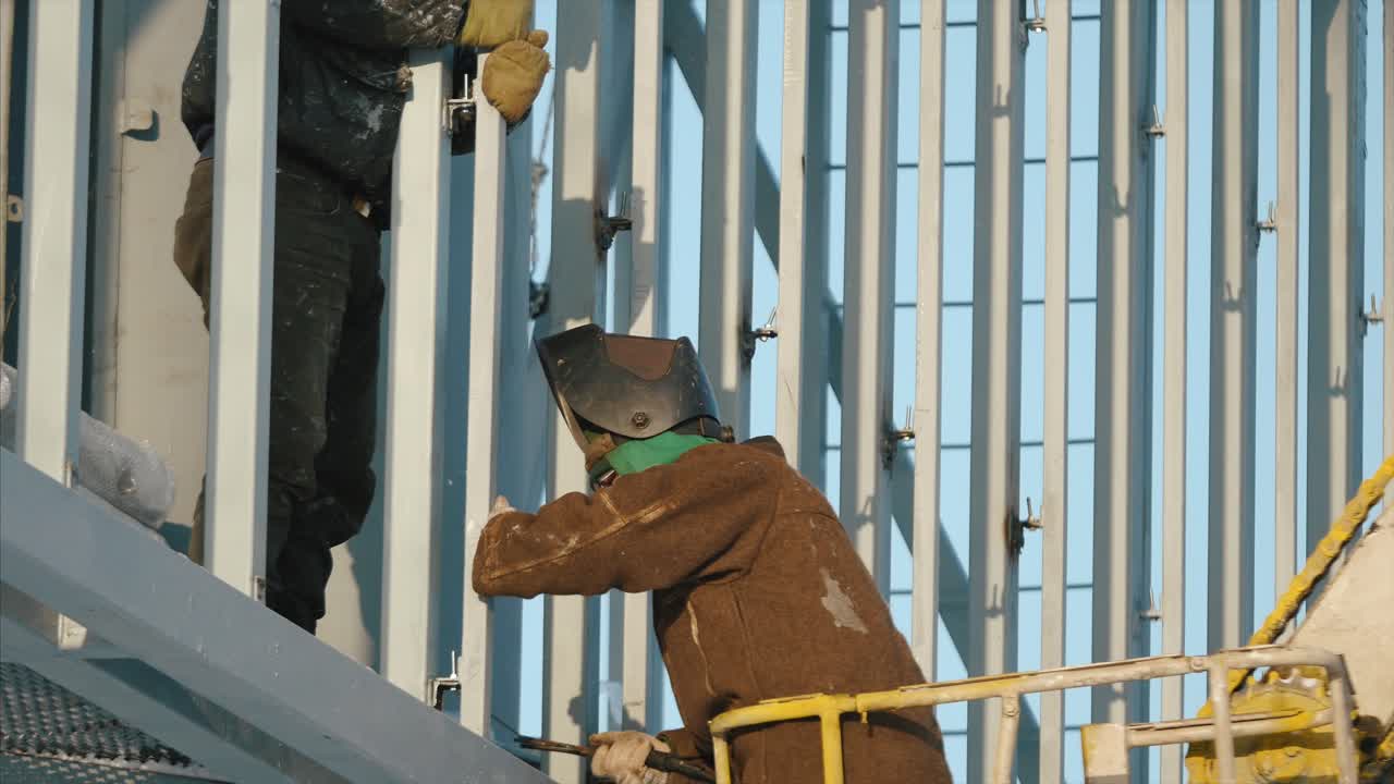 겨울철에 금속 건물 건설