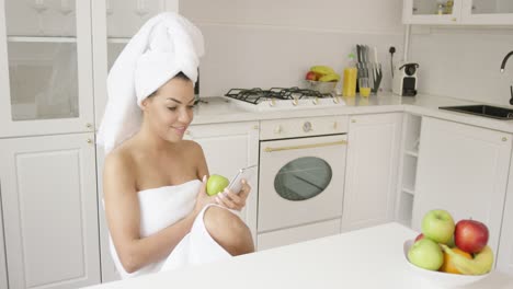 Frau-Nach-Der-Dusche-Mit-Telefon-Und-Apfel