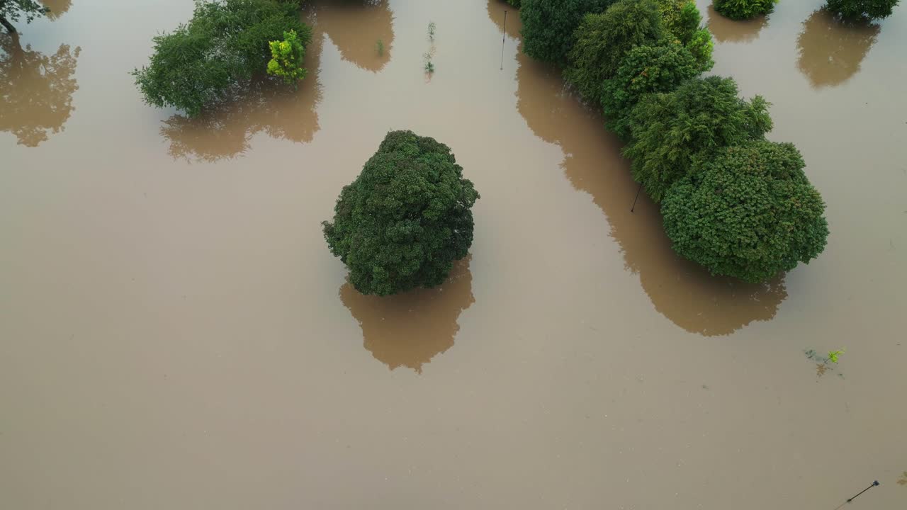 드론은 스코틀랜드 퍼스의 홍수된 사우스 인치 파크 위를 천천히 이동하고 있습니다.