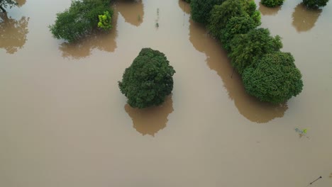 un avión no tripulado se mueve lentamente hacia adelante sobre el inundado south inch park en perth, escocia.