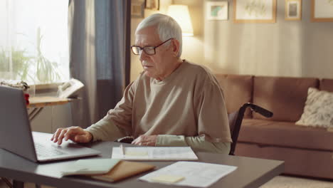 Älterer-Mann,-Der-Laptop-Benutzt