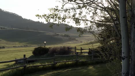 hermosa vista de una puesta de sol campestre antes de entrar