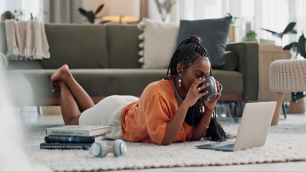 portátil, escribiendo y la mujer acostada en el suelo