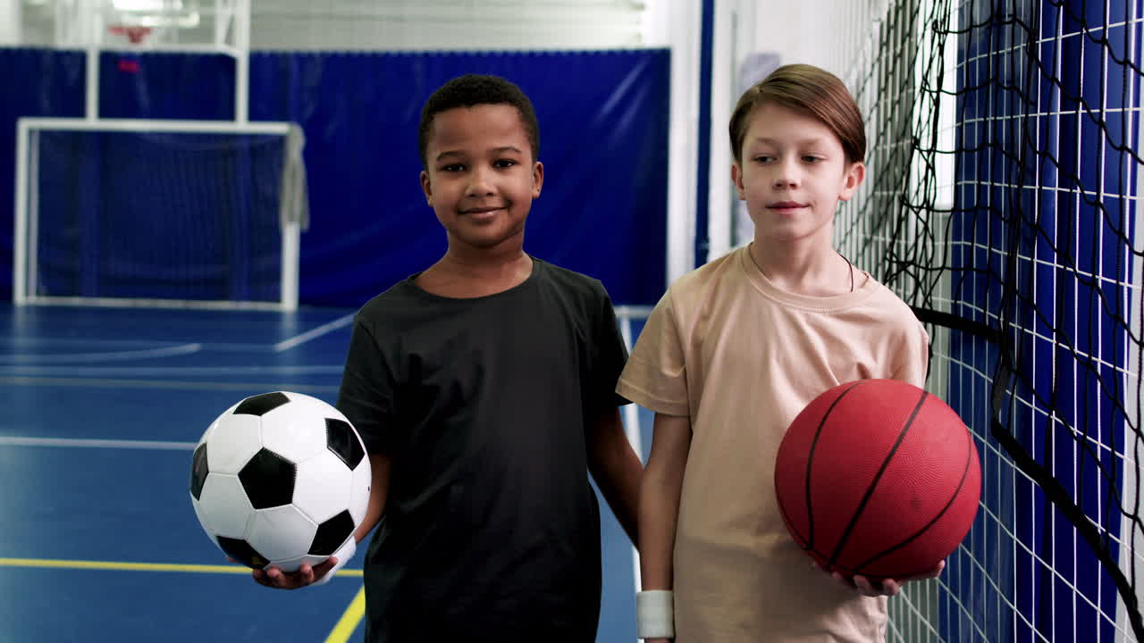amigos posando en el campo de fútbol