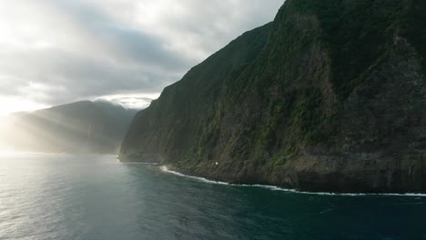 Costa-Prístina-De-Madeira-Con-Alturas-Rocosas-Y-Rayos-De-Sol-Escénicos-Desde-El-Amanecer