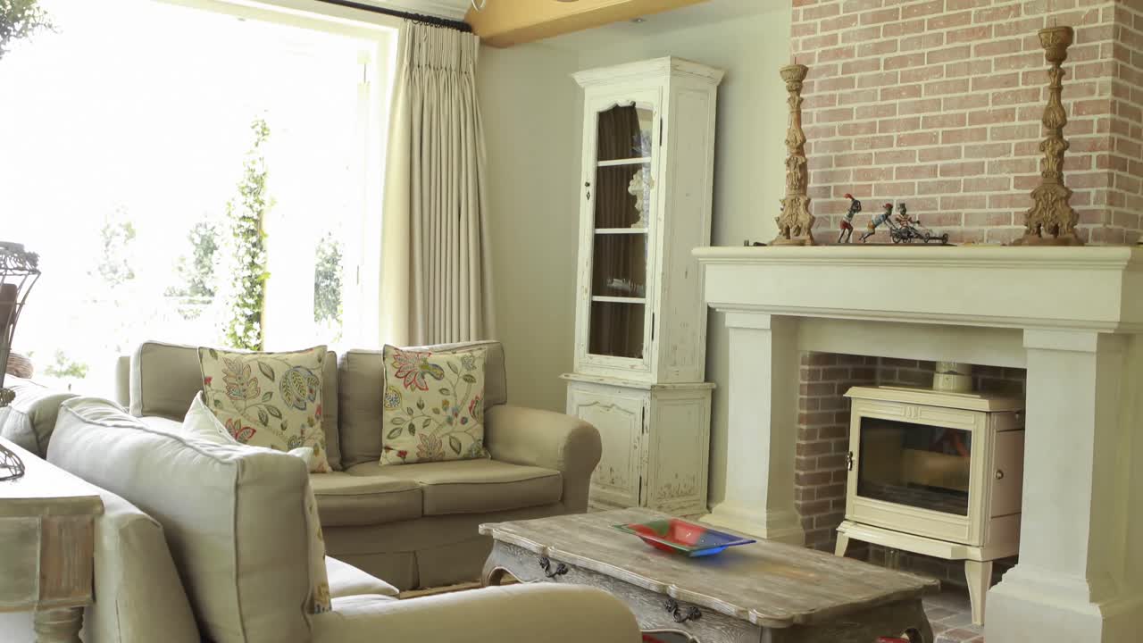 interior de la sala de estar con sofá y chimenea