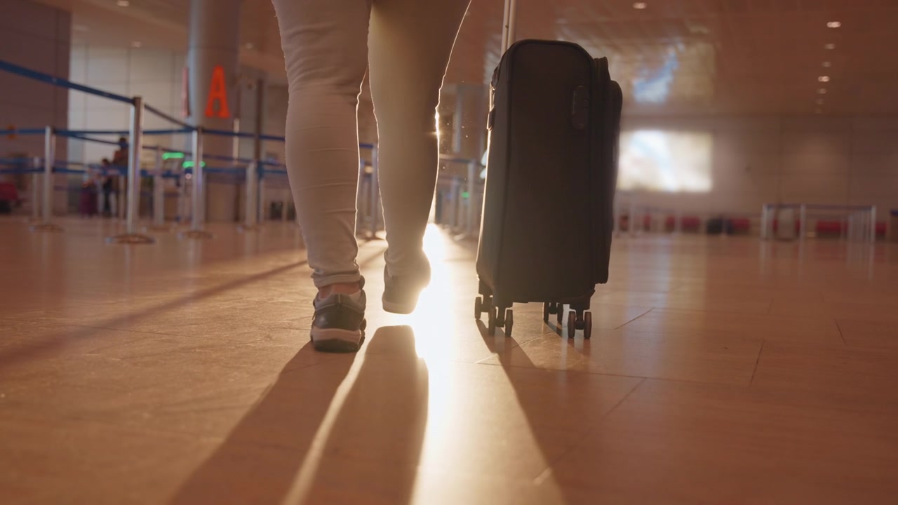 Donna che trascina un trolley