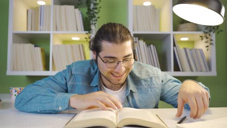 un estudiante feliz y positivo mirando a la cámara con alegría.