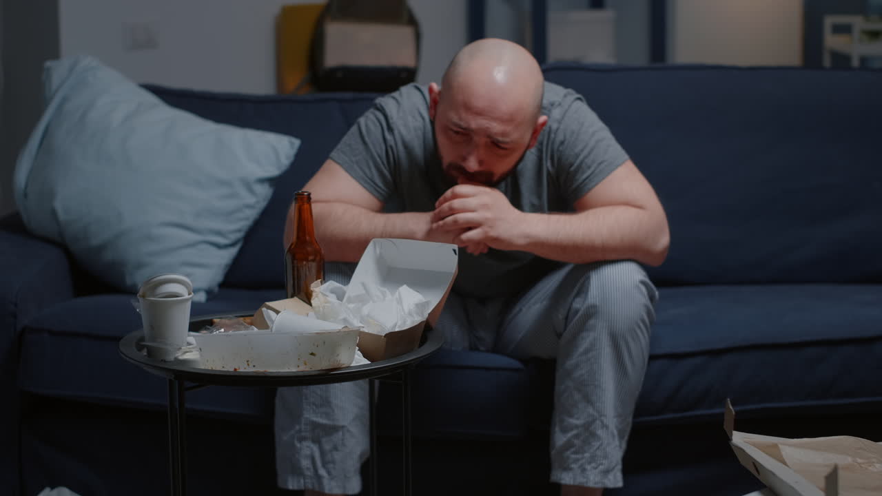 Uomo depresso e disperato sopraffatto dai problemi che piange per la solitudine