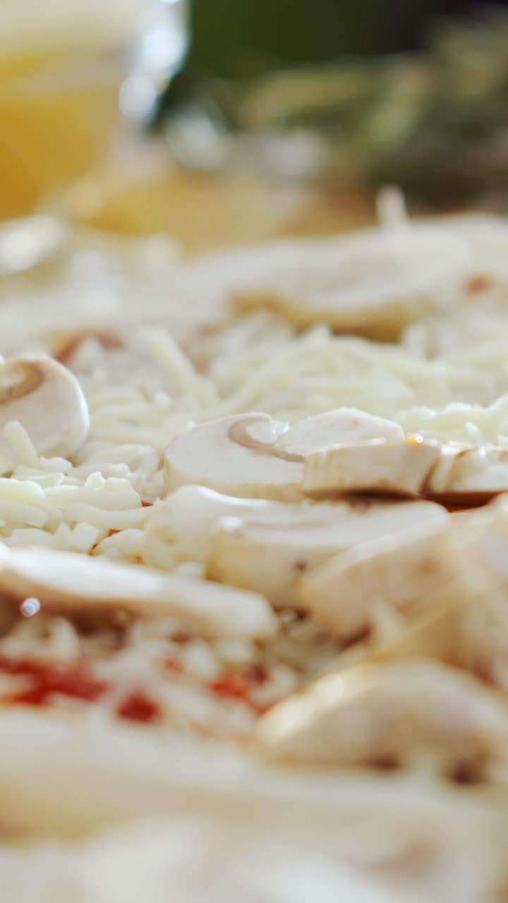 pizza med svampe og ost