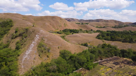 Vista-Panorámica-Del-Terreno-Inclinado-En-La-Isla-De-Sumba-En-Nusa-Tenggara-Oriental,-Indonesia