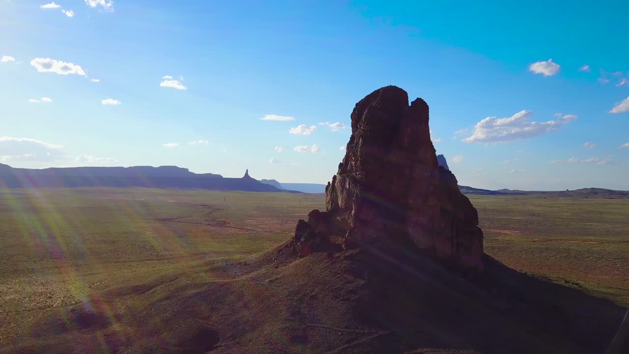 모뉴먼트 밸리 애리조나 근처의 암석 위의 아름다운 공중