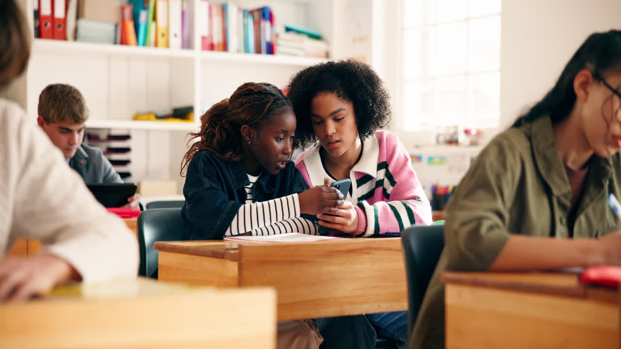 Studenti che collaborano in classe