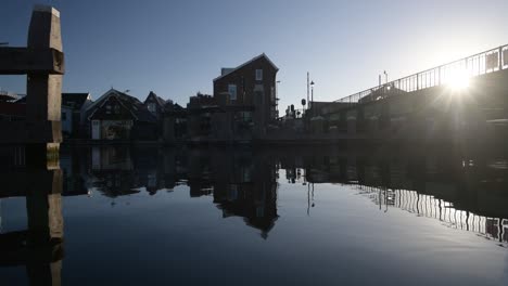 Traditionelle-Holländische-Grachtenhäuser,-Die-Sich-Im-Wasser-Spiegeln