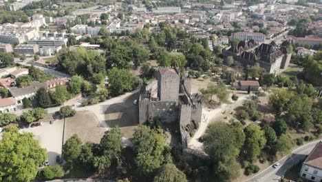 monumentos de guimaraes en la cima de la colina, castillo, palacio de los duques e iglesia, vista aérea de drones