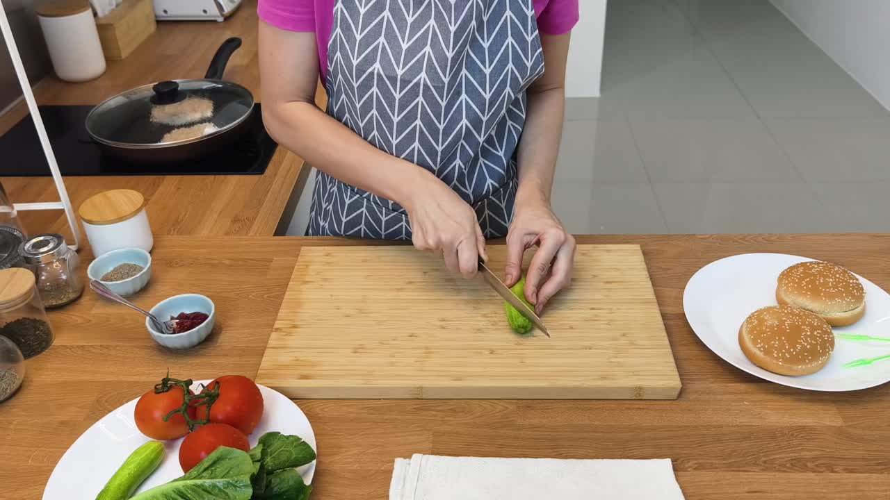 mujer preparando ingredientes para una hamburguesa