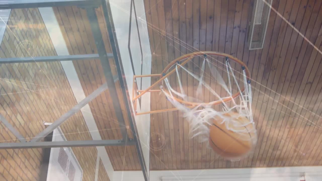 animación de redes de conexiones en un grupo de diversos jugadores de baloncesto en el gimnasio