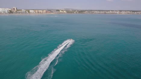 4K-Drohnenaufnahmen-Eines-Paares-Auf-Einem-Jetski-Auf-Mallorca---Platja-De-Palma---Ruhiges-Mittelmeer---Touristenattraktionen