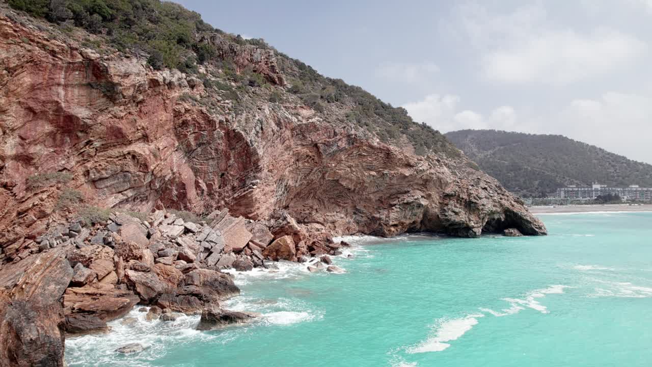 Vista aerea della costa rocciosa