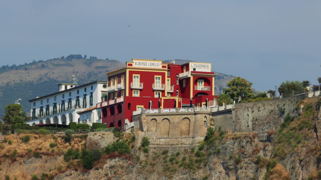 산의 배경으로 절벽에 자리 잡은 호텔