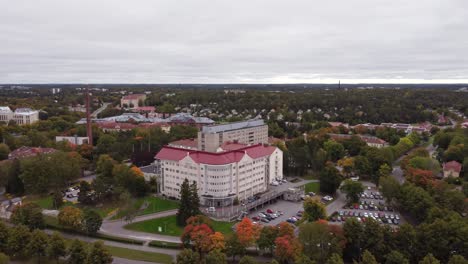 Gesundheitszentrum-In-Einem-Vorort-An-Einem-Bewölkten-Herbsttag