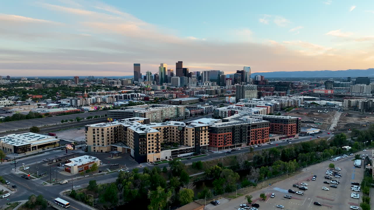 Vista aerea con allontanamento del drone sul distretto artistico River North di Denver al tramonto