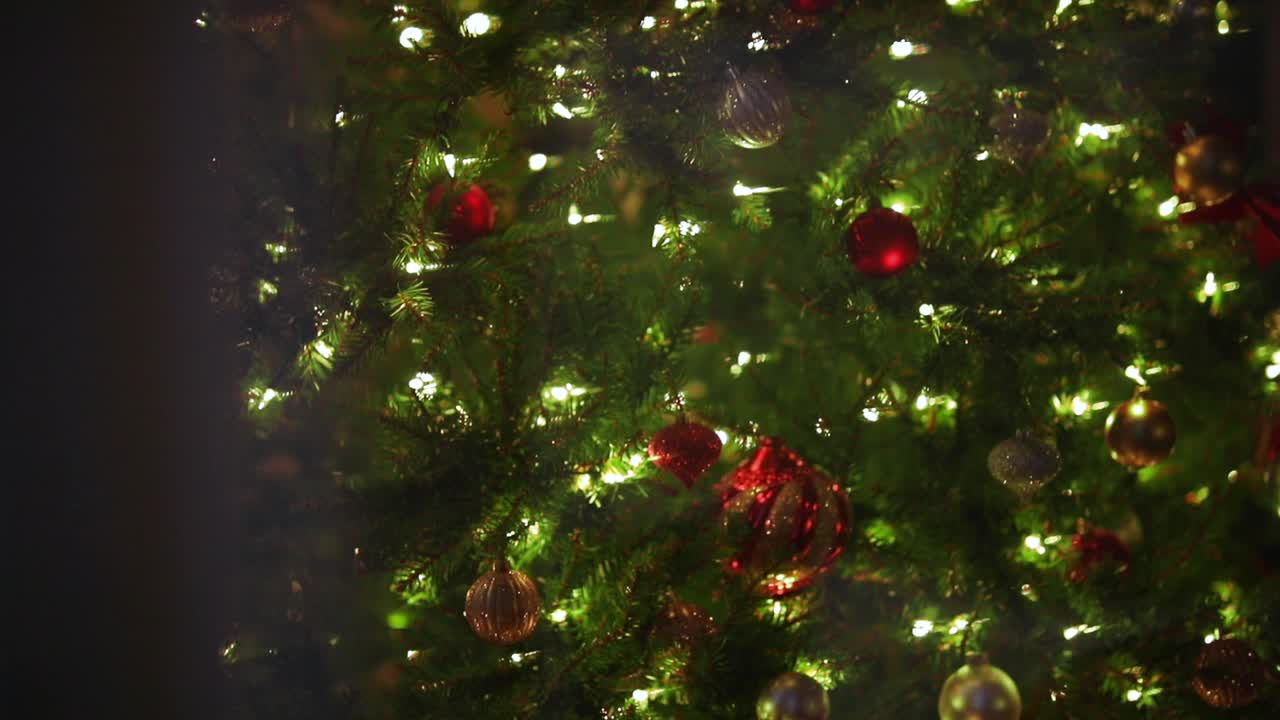 hermosas luces iluminadas del árbol de navidad