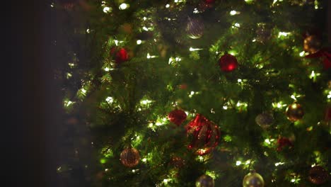 hermosas luces iluminadas del árbol de navidad