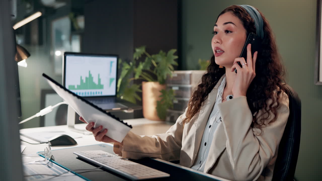 mujer de negocios en el teléfono en la oficina