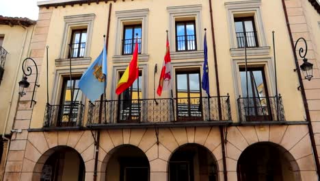 vista estática del ayuntamiento de aranda de duero con cuatro banderas europeas ondeando lentamente