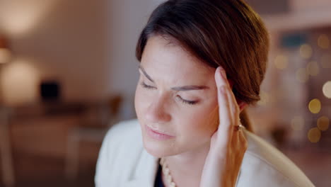cansado, agotado y mujer con dolor de cabeza dolor