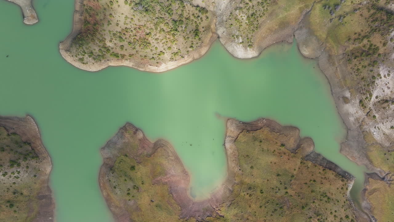 Záběr dronem shora na prameny Aoos poblíž vesnice Metsovo, Epirus, Řecko.