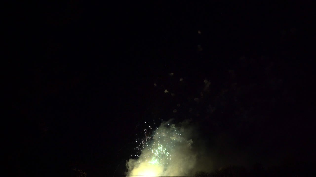 불꽃놀이가 눈부신 디스플레이로 하늘을 밝히고, 텍스트를위한 자유 공간과 함께 추상적인 컬러 불꽃놀이는 배경입니다.