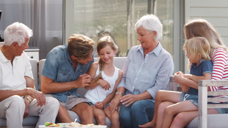Mehrgenerationenfamilien-Genießen-Snacks-Im-Freien-Zu-Hause