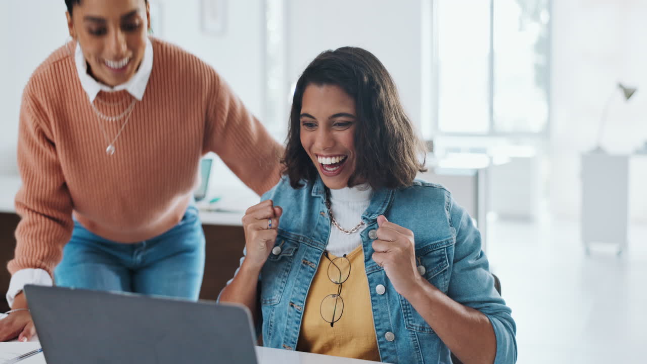 alto cinco, computadora portátil o empleados felices con el éxito