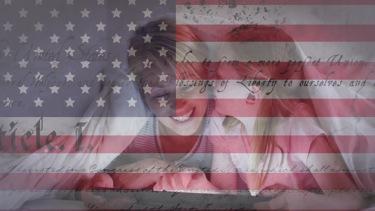 bandera estadounidense y texto de la constitución contra chica caucásica besando a su madre debajo de una manta