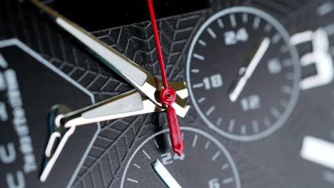 cara de reloj de mano con detalles y textura, timelapse. muy cerca. flecha corriendo en el lapso de tiempo macro extremo de cerca del frente del reloj de negocios, moviéndose rápido segundos mano. 4k.