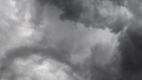 vista de 4k hacia una tormenta y una nube de cumulonimbus