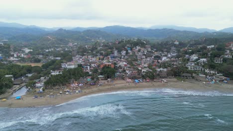 La-Playa-Y-El-Pueblo-De-Sayulita-Mexico-Se-Ven-Desde-Un-Dron-Aéreo