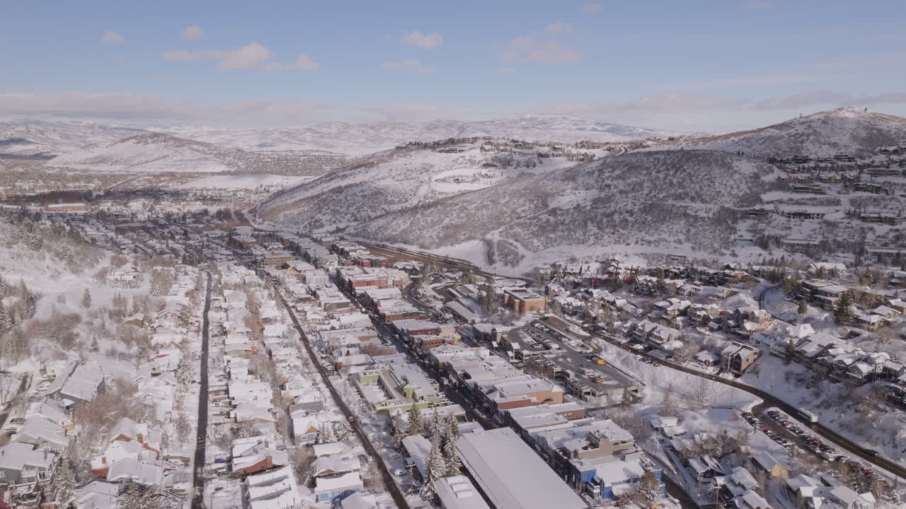 아름다운 공중 드론 이 뒤로 물러서고 고도에서 상승하면서 공원 도시, 유타, 겨울의 은 날, 4k를 드러니다.
