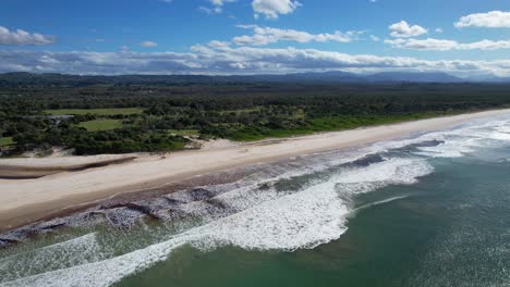 Schäumende-Wellen-über-North-Ownil-Beach-In-Byron-Bay,-New-South-Wales,-Australien