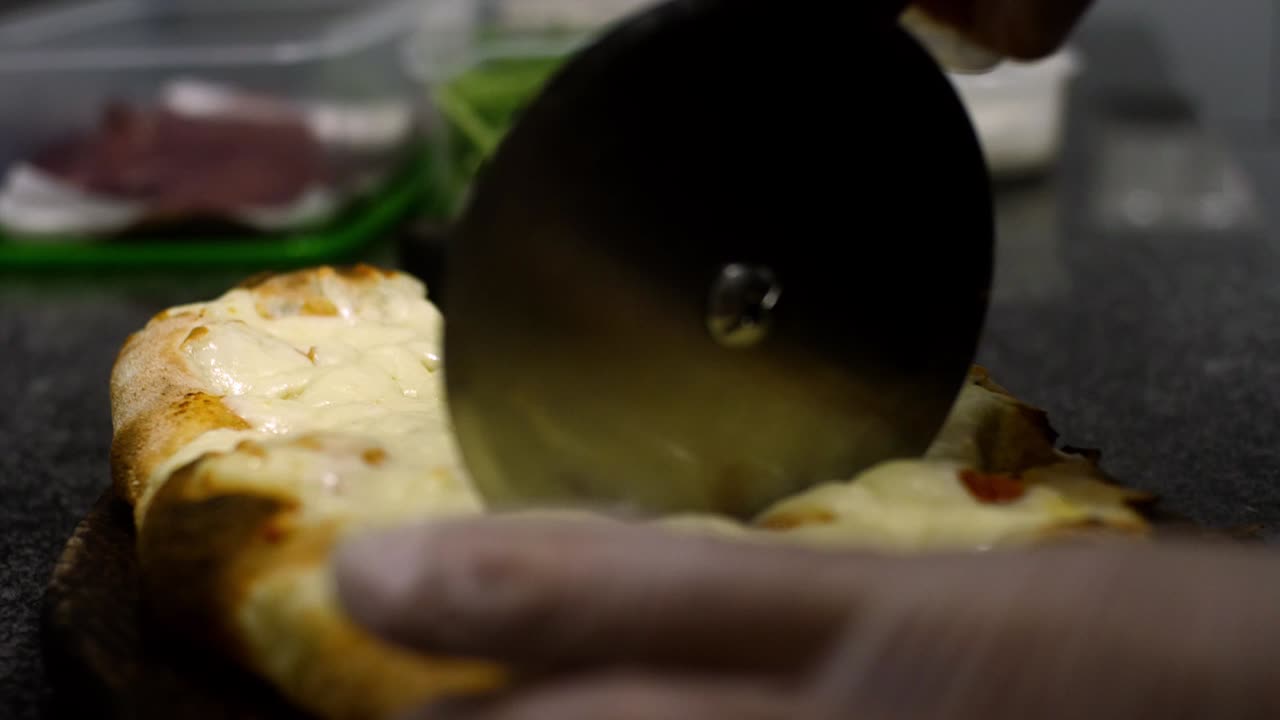 el chef preparando una pizza con queso