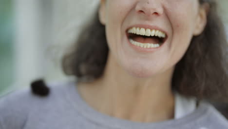 mujer hermosa con una sonrisa dentada